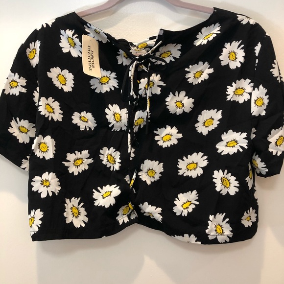 NWT Daisy print tie up back crop top - Picture 2 of 2